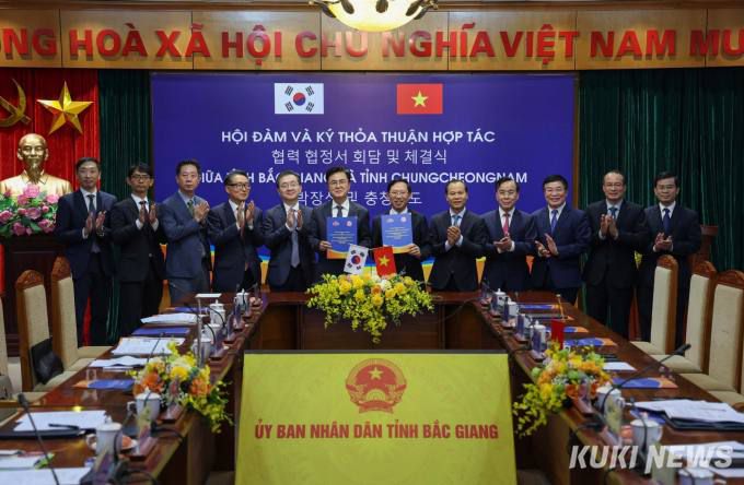 김태흠 지사를 비롯한 충남도 방문단이 지난 5일 베트남 박장성 청사에서 우호협력 협정을 체결한 뒤 기념촬영을 하고 있다. 충남도 제공