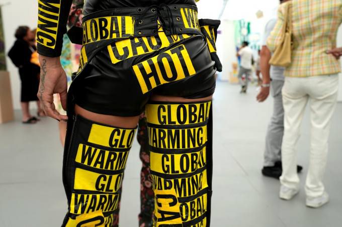 5일(현지시간) 미국 플로리다 마이애미 비치에서 열린 '무제 아트 페어'에서 한 예술가 지구 온난화 문제를 강조한 옷을 입고 있다.