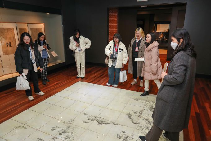 ‘한국 유학 활성화를 위한 한국 주요 대학교 대상 미디어 팸투어’ 참가자들이 동아대 부민캠퍼스 석당박물관을 관람하고 있다. 동아대