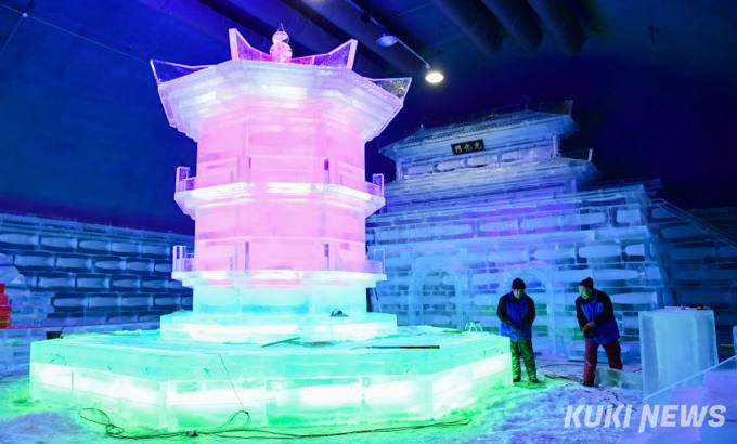 6일 화천읍 서화산 다목적 광장에서 실내 얼음조각 광장 조성 작업이 진행되고 있다.(화천군 제공)