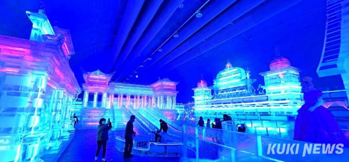 6일 화천읍 서화산 다목적 광장에서 실내 얼음조각 광장 조성 작업이 진행되고 있다.(화천군 제공)