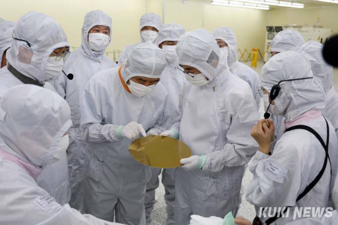 베트남을 방문 중인 김태흠 지사가 6일 박장성 하나마이크론 공장을 방문해 관계자로부터 생산품에 대한 설명을 듣고 있다.