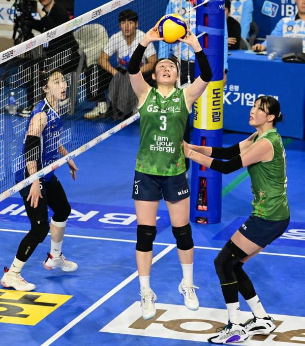 공을 올리는 GS칼텍스의 이윤신. 한국배구연맹(KOVO)