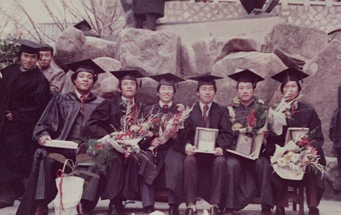 김영도 씨(맨 왼쪽) 동아대 졸업사진.동아대학교