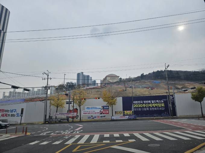 부산 대연중학교와 그 앞 공사장. 김민주 기자