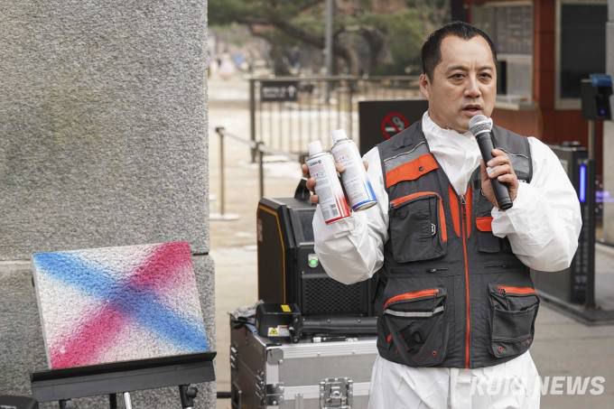 이태종 국립문화재연구원 학예연구사가 4일 오전 서울 종로구 경복궁 영추문 앞에서 낙서 제거 시연 및 설명을 하고 있다.