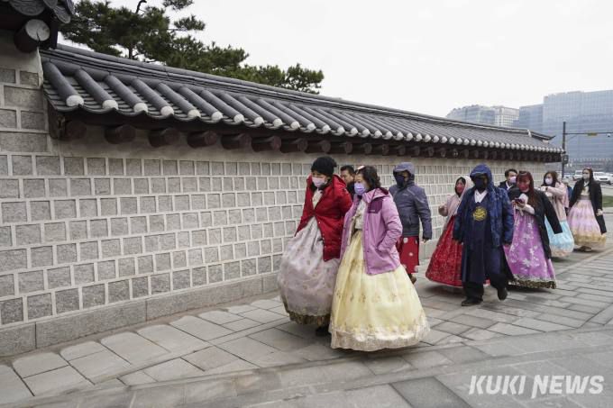 4일 오전 서울 종로구 경복궁 담장 낙서 제거 작업을 마치고 일반에 공개되고 있다.