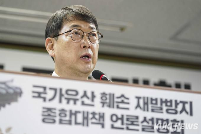 최응천 문화재청장이 4일 오전 서울 종로구 국립고궁박물관에서 열린 국가유산 훼손 재발방지 종합대책 언론설명회에서 경복궁 담장 복구작업 상황 및 국가유산 훼손 재발방지 종합대책 관련 발표를 하고 있다.