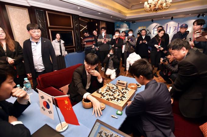 한국 랭킹 1위 신진서 9단(왼쪽)이 중국 랭킹 1위 구쯔하오 9단을 격파했다. 한국기원