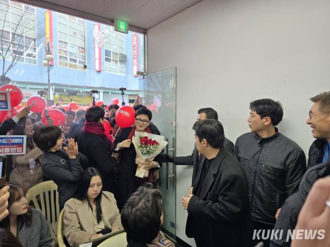 한동훈 국민의힘 비상대책위원장이 11일 경기도 고양시 일산동구 라페스타 B동에서 개최한  ‘서울-경기 리노베이션 TF’ 고양시민 간담회 장소에 입장하고 있다. 사진=임현범 기자