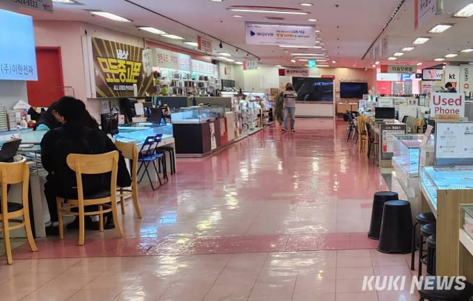 번호이동 시 최대 50만원까지 전환지원금을 지급하는 첫날, 서울 강변테크노마트 휴대폰 판매점에서 소비자들이 상담을 받고 있다. 사진=이소연 기자