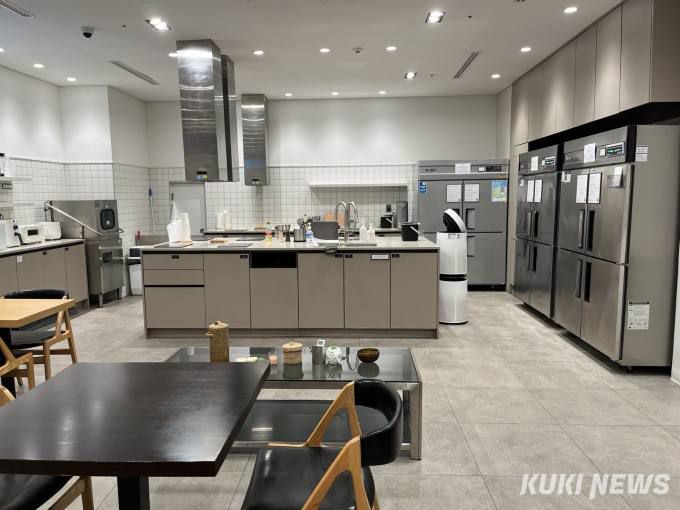 서울 영등포구에 위치한 코리빙하우스 ‘셀립 여의’ 공유 주방 모습. 사진=조유정 기자