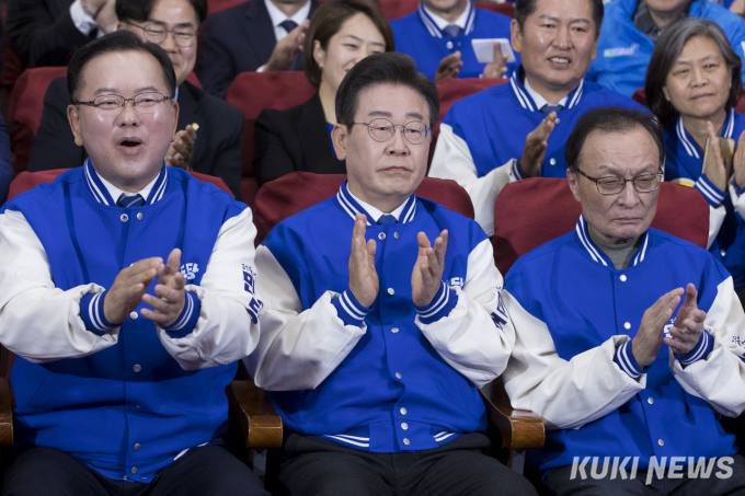 더불어민주당 이재명 대표, 이해찬·김부겸 상임공동선거대책위원장 등 당 지도부가 10일 서울 영등포구 여의도 국회 의원회관에 마련된 제22대 국회의원선거(총선) 민주당 개표 상황실에서 방송사 출구조사 결과를 지켜보며 환호하고 있다. 사진=임형택 기자