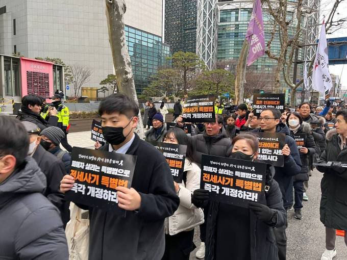 전세사기·깡통전세 피해자 전국대책위원회, 전세사기·깡통전세 문제 해결을 위한 시민사회대책위원회는 지난 2월24일 서울 종로 보신각 일대에서 ‘전세사기피해자 1주기 추모문화제’를 개최했다. 민달팽이 유니온