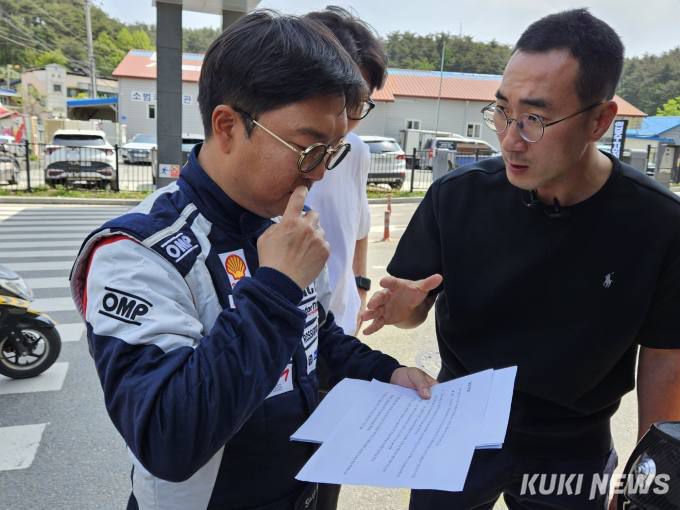도현 군의 아버지 이상훈 씨가 재연 시험에 앞서 드라이버와 메뉴얼에 대해 의논하는 모습. 사진=조은비 기자