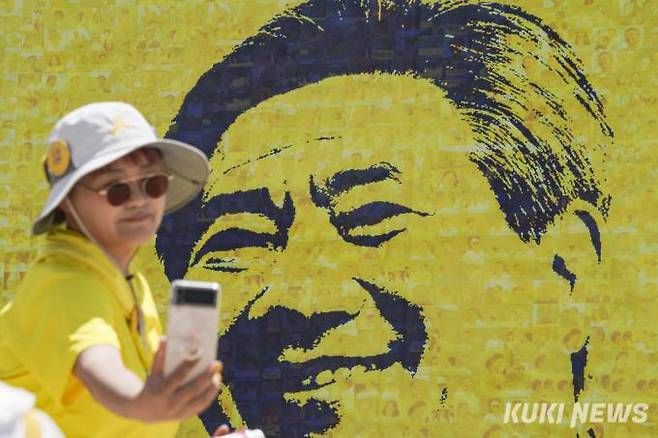 지난해 5월23일 노무현 전 대통령 서거 14주기 추도식을 찾은 한 시민이 기념 촬영하고 있다. 쿠키뉴스 자료사진
