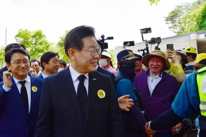 이재명 더불어민주당 대표가 23일 오후 경남 김해 봉하마을에서 열린 고 노무현 전 대통령 서거 15주기 추도식에 참석하고 있다. 연합뉴스