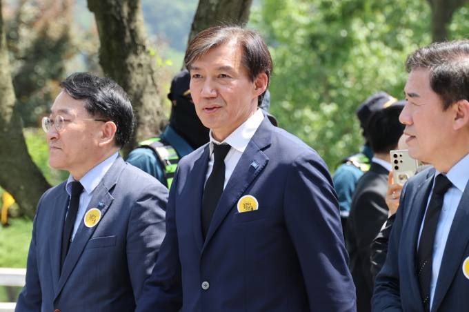 고 노무현 전 대통령 서거 15주기인 23일 오후 경남 김해시 진영읍 봉하마을에서 열린 추도식에 조국 조국혁신당 대표가 참석하고 있다. 연합뉴스