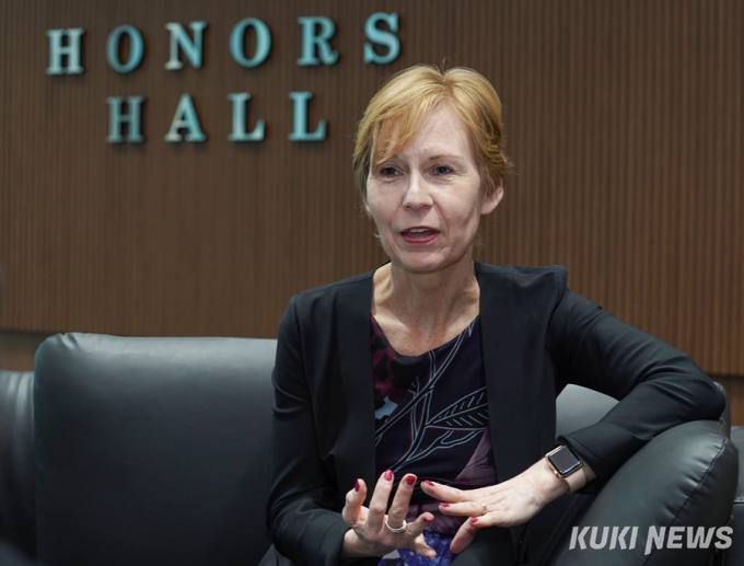 노라 뎀라이트너 세인트존스 총장이 29일 인천 송도 인천대 학산도서관에서 쿠키뉴스와 인터뷰하고 있다. 사진=안지현 기자