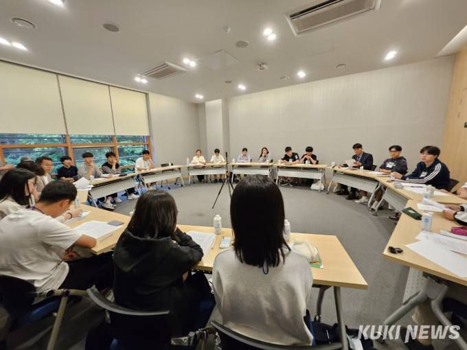 27일 오후 강원 춘천 시립도서관에서 열린 ‘세인트존스 대학과 함께하는 춘천시 그레이트북스(Great Books) 시범 세미나’에 참석한 청소년들이 독서 후 토의하고 있다. 사진=임지혜 기자