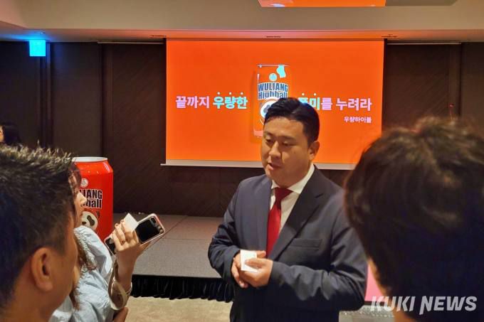 14일 서울 더플라자호텔에서 열린 우량하이볼 출시 기자간담회에서 황진욱 링크앤코퍼레이션 대표(우량하이볼 한국 총판 담당)가 취재진에게 질문을 받고 있다. 사진=김건주 기자
