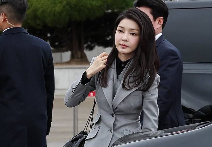 김건희 여사가 지난해 연말 네덜란드 국빈 방문을 위해 서울공항에 도착해 이동하는 모습. 연합뉴스