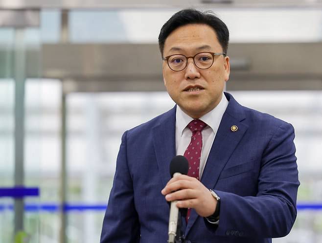 김병환 금융위원장 후보자가 지난 5일 오전 서울 중구 예금보험공사에 마련된 인사청문회 준비 사무실로 출근하며 취재진에게 후보자 지명 소견을 밝히고 있다. 연합뉴스