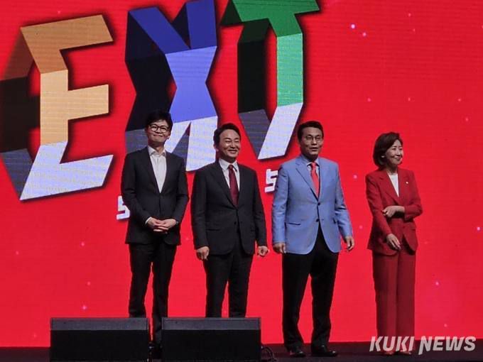 국민의힘이 지난 12일 대구 북구 소재 벡스코에서 대구‧경북 합동연설회를 진행했다. 사진은 한동훈(왼쪽부터)‧원희룡‧윤상현‧나경원 당대표 후보. 사진=윤상호 기자