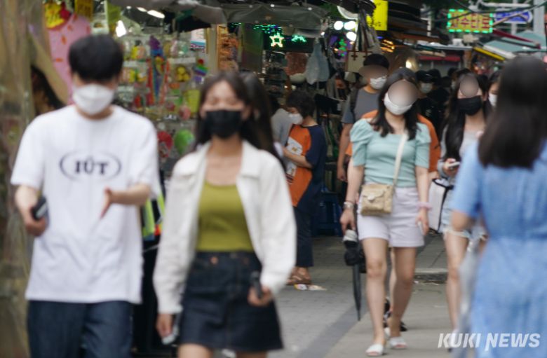 마스크를 착용한 시민들이 발걸음을 옮기고 있다. 사진=박효상 기자