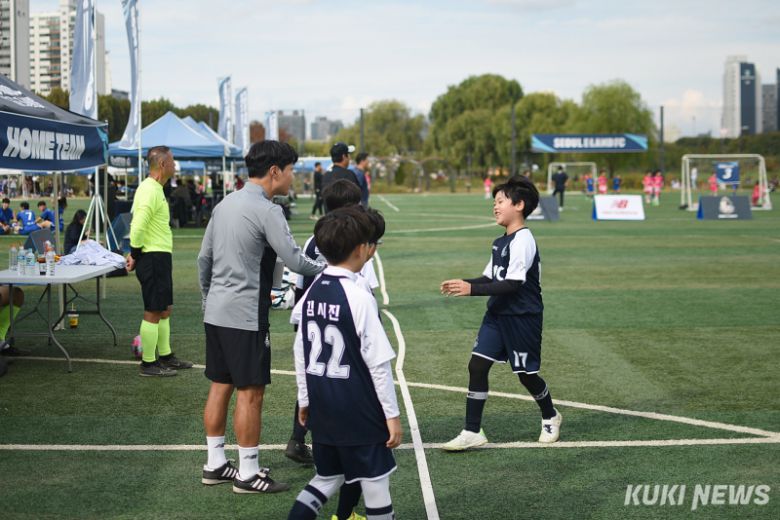 9일 서울 양천구 해마루 축구장에서 ‘2024 레울컵’이 열렸다. 서울 이랜드 FC ‘레울’ 팀 선수 교체. 사진=이영재 기자