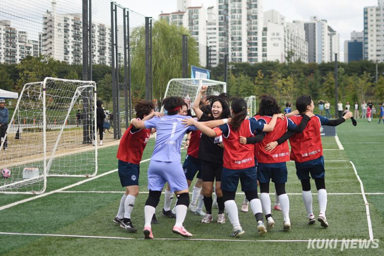 9일 서울 양천구 해마루 축구장에서 ‘2024 레울컵’이 열렸다. 승부차기 끝에 승리를 거둔 팀의 환호하는 모습. 사진=이영재 기자