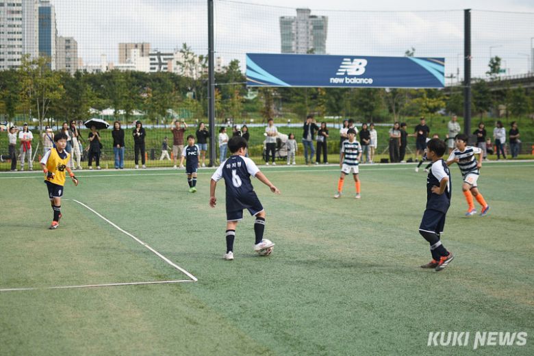 9일 서울 양천구 해마루 축구장에서 ‘2024 레울컵’이 열렸다. 서울 이랜드 FC ‘레울’ 팀 선수들이 4학년부로 출전했다. 주장 하지원 선수의 모습. 사진=이영재 기자