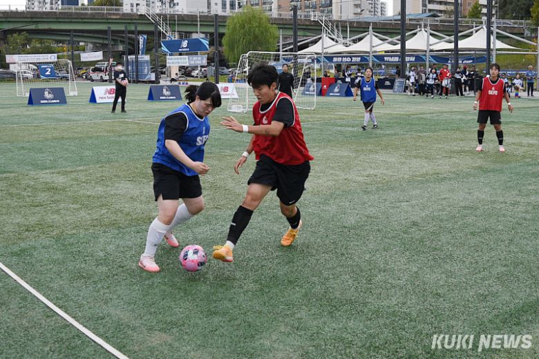 9일 서울 양천구 해마루 축구장에서 ‘2024 레울컵’이 열렸다. 대망의 성인 여성부 결승전은 하프타임-지니핑 팀의 대결. 사진=이영재 기자