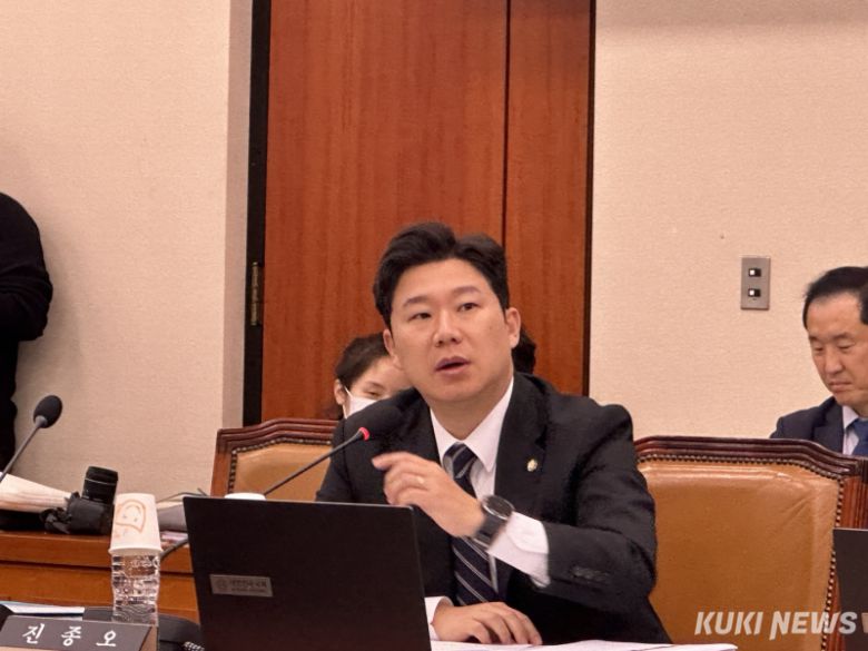 24일 서울 여의도 국회에서 열린 문화체육관광위원회 종합감사에서 진종오 국민의힘 의원이 질의하고 있다. 사진=유채리 기자