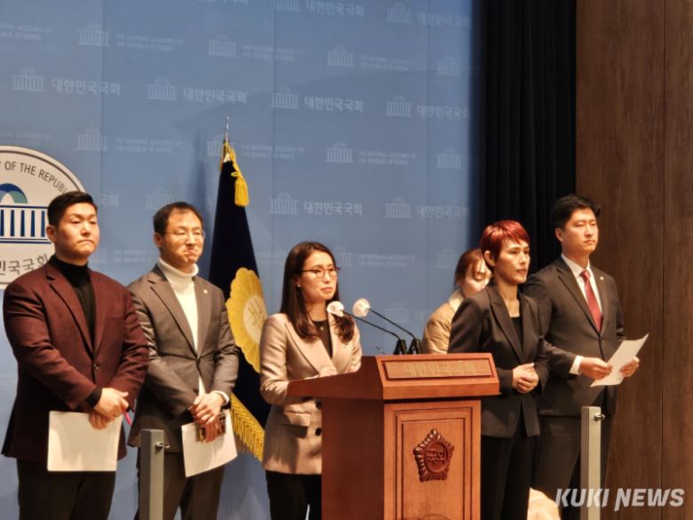 김예지‧김상욱‧김소희‧김재섭‧우재준 의원들이 5일 국회에서 긴급기자회견을 진행하면서 윤석열 대통령에게 임기단축개헌을 요청했다. 사진=윤상호 기자