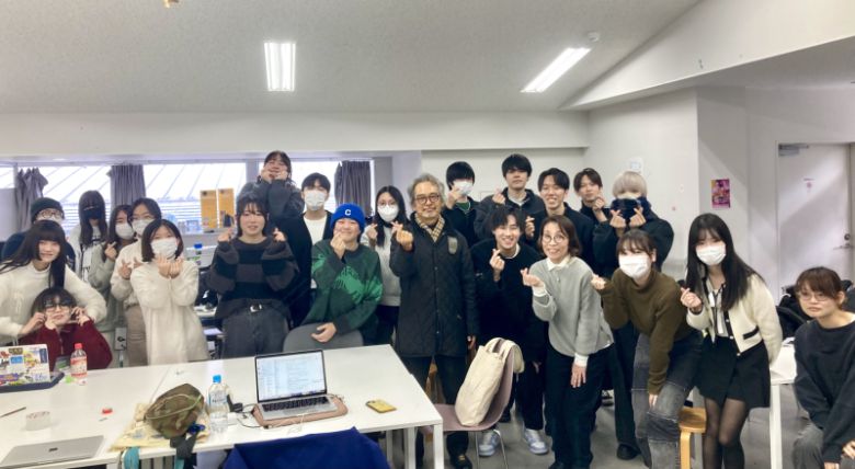 대구대 게임학과 김시만 교수와 일본 교토 세이카대학 교수와 학생들이 기념촬영을 하고 있다. 대구대 제공