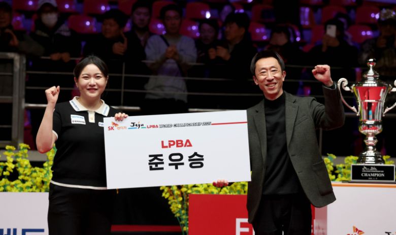김민아가 17일 제주특별자치도 제주시 한라체육관에서 막을 내린 ‘SK렌터카 제주특별자치도 LPBA 월드챔피언십 2025’ 시상식서 준우승 수상을 하고 있다. 오른쪽은 SK렌터카 장봉걸 단장. PBA 제공