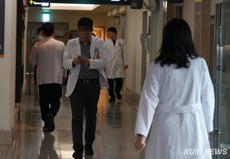 서울의 한 대학병원에서 의료진이 이동하고 있다. 박효상 기자