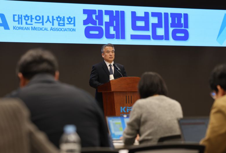 김성근 대한의사협회 대변인이 14일 서울 용산구 의협회관에서 의료 현안에 대해 브리핑 하고 있다. 연합뉴스