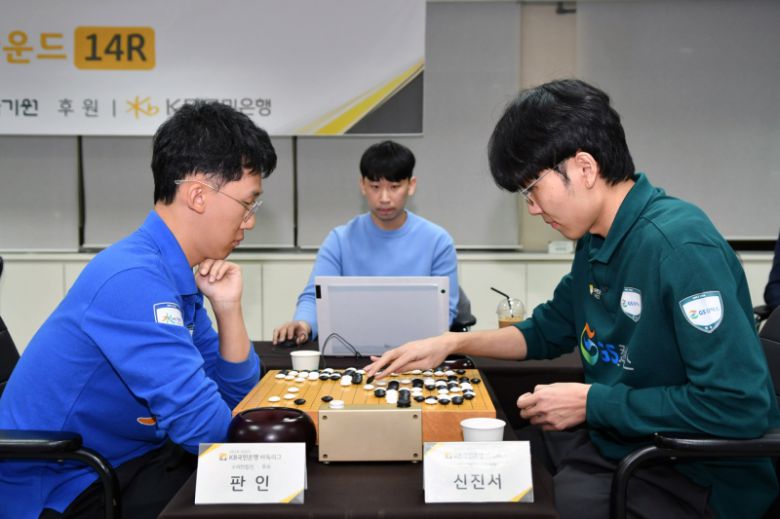 GS칼텍스 신진서 9단(오른쪽)은 최종전에서 승리했지만 팀의 탈락을 막지 못했다. 한국기원 제공