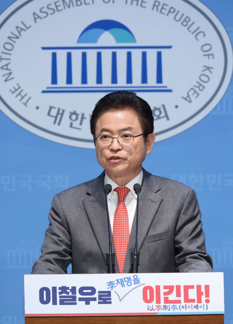 이철우 경북지사가 9일 서울 여의도 국회 소통관에서 대선 출마 선언을 하고 있다.