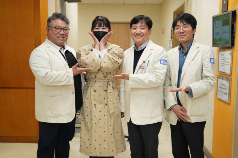 서울성모병원이 CAR-T 세포치료제를 전신성 홍반 루푸스 환자에 투여하는 임상연구를 시작했다. (왼쪽부터) 혈액내과 윤재호 교수, 루푸스 환자, 류마티스내과 주지현 교수, 류마티스내과 이봉우 교수. 서울성모병원 제공