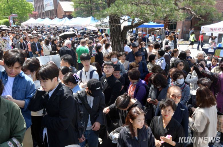 부활절인 20일 서울 중구 명동성당에서 신도들이 ‘예수 부활 대축일’ 미사에 참석하기 위해 줄지어 서있다.