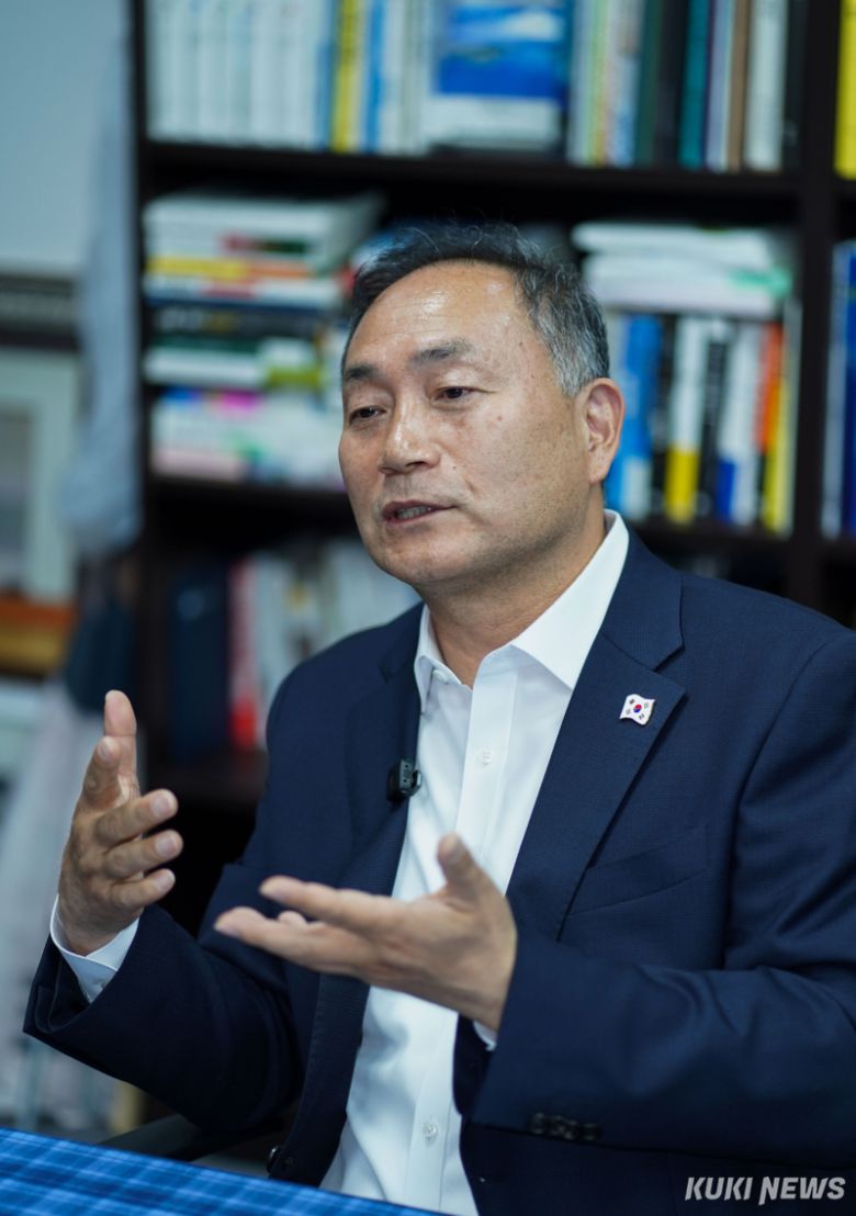 김원이 더불어민주당 의원이 24일 국회의원회관에서 쿠키뉴스와 인터뷰하고 있다. 유희태 기자