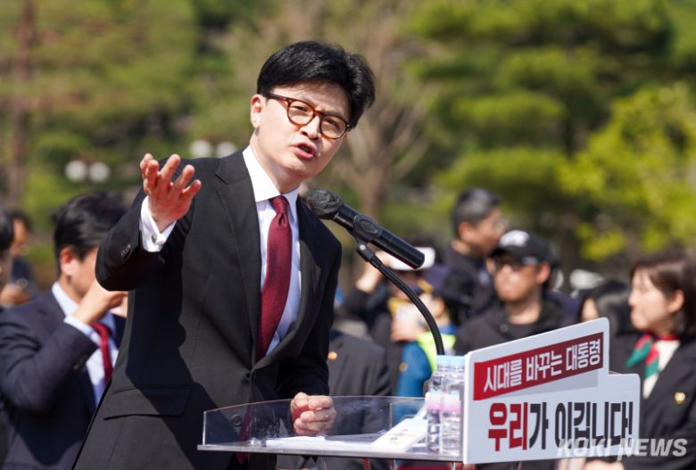 한동훈 전 국민의힘 대표가 지난 10일 서울 영등포구 국회 본청 앞 분수대에서 '제21대 대통령 선거' 출마를 선언하고 있다. 유희태 기자