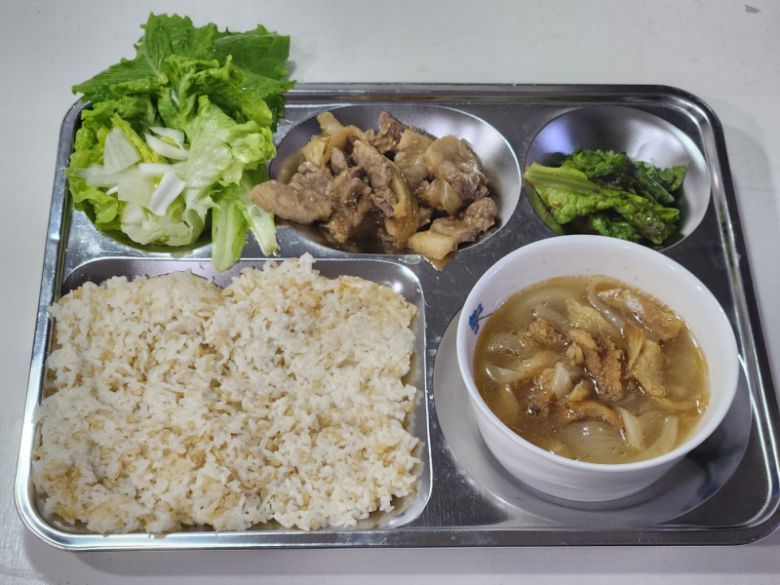 우리집 구성원들이 완성한 저녁밥. 이지수 쿠키청년기자