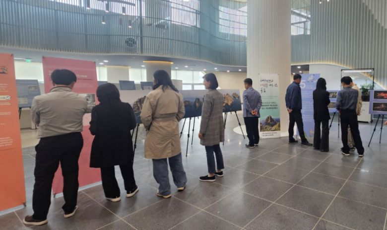 경북도 동부청사에서 열린 전시회 모습. 영남대 제공