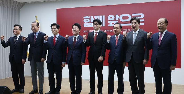 국민의힘 지도부와 대선 경선 후보들이 지난 23일 서울 여의도 중앙당사 지하 1층에서 열린 2차 경선 토론회 미디어데이 기념사진을 촬영하고 있다. 국회사진기자단