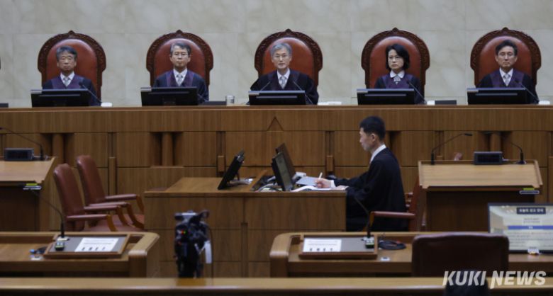 조희대 대법원장이 1일 오후 이재명 더불어민주당 대선 후보의 공직선거법 사건 전원합의체 선고를 위해 서울 서초구 대법원 대법정에 입장해 장내 정돈을 선언하고 있다. 유희태 기자
