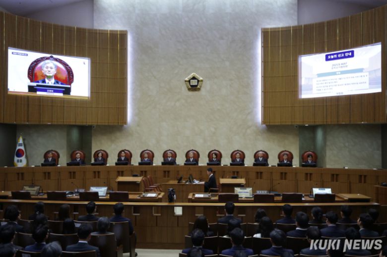 조희대 대법원장을 비롯한 대법관들이 1일 오후 더불어민주당 이재명 대선 후보의 공직선거법 사건 전원합의체 선고를 위해 서울 서초구 대법원 대법정에 입장해 자리에 앉아 있다.